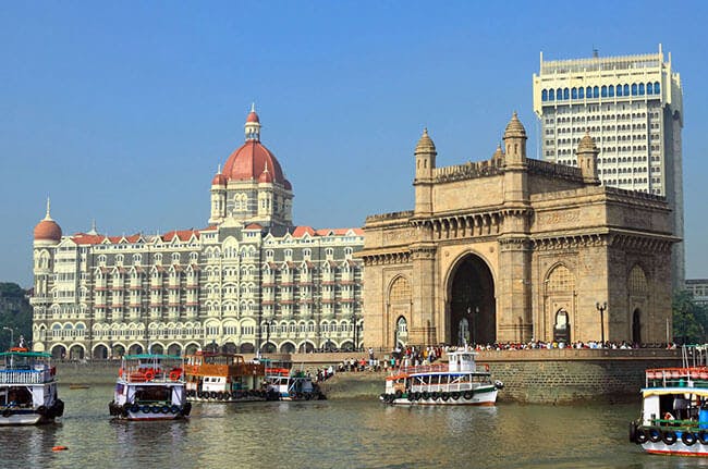 Das Taj Mahal Palace Hotel und Gateway of India in Mumbai.