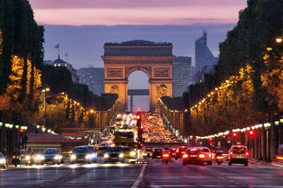 A Avenida Champs-Elysées com o Arco do Triunfo.
